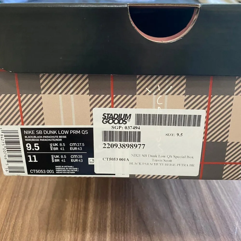 Nike × Travis Scott - Picture 8 of 13